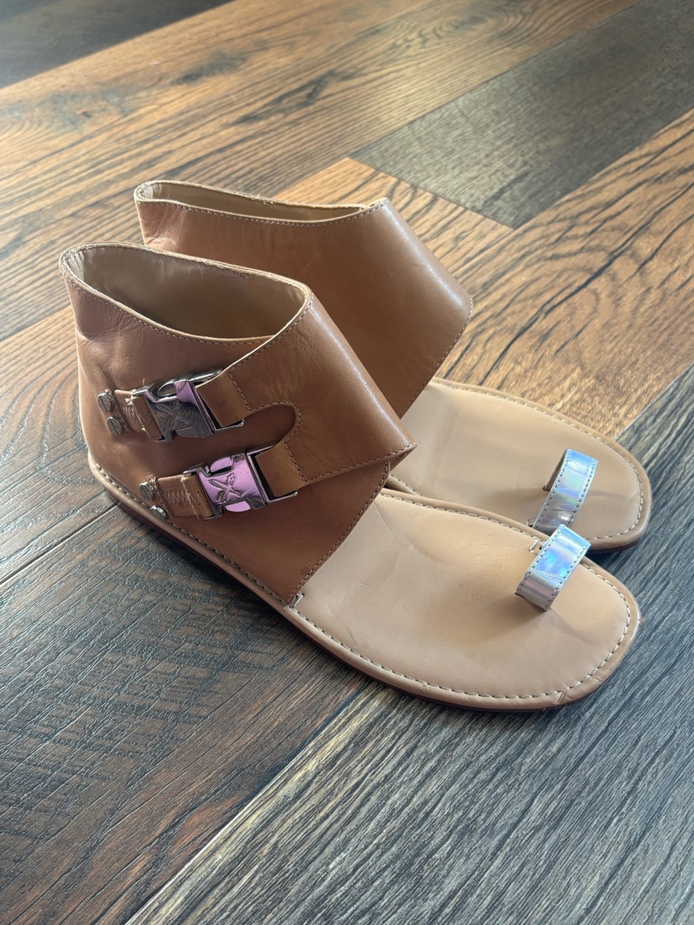 Donald J Pliner DMSX Ankle Double Buckle Leather Toe Ring Sandal Size 9